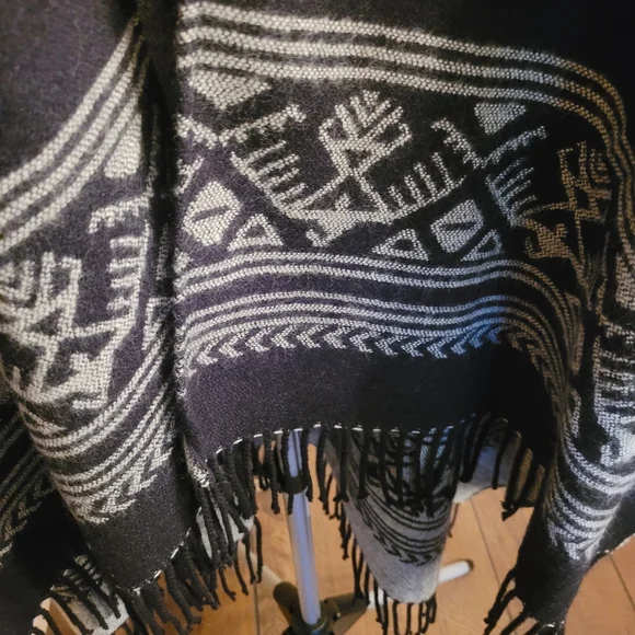 Cejon Black and Gray Knit Shawl OS - Picture 2 of 5